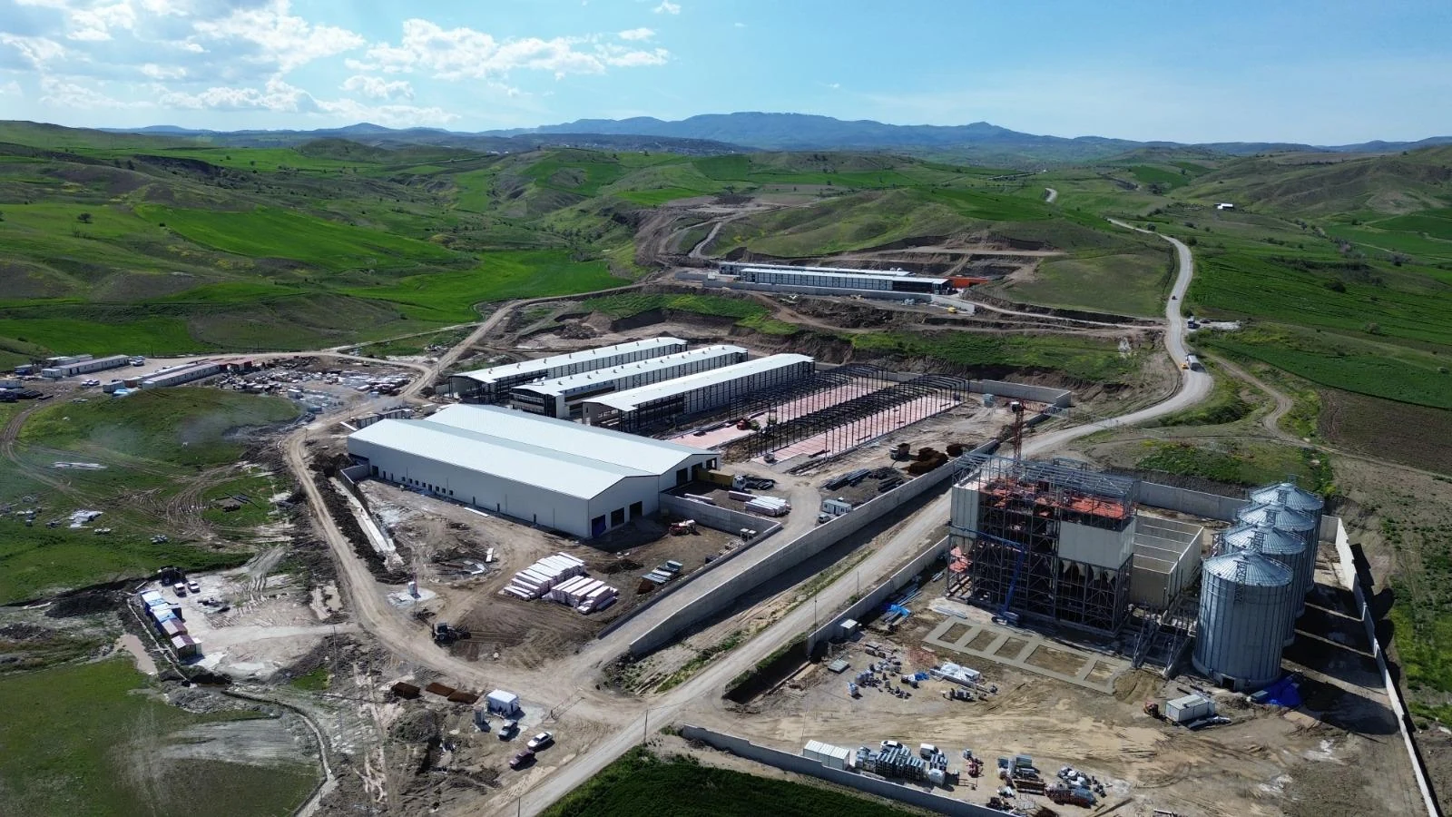 Bekmezci Tarım yumurta üretim tesisi — üretim yapıları ve siloların inşaat aşamasındaki görünümü