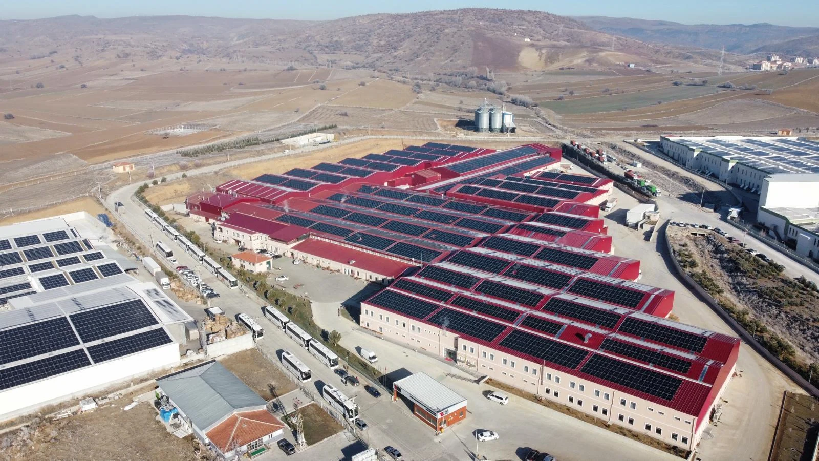 Ernamaş Makina — üretim tesisi çatılarındaki güneş panelleri