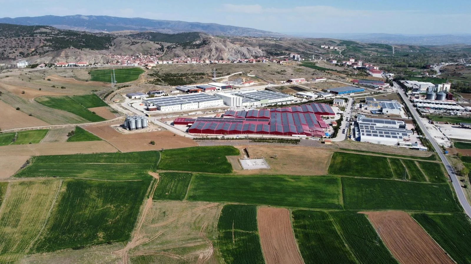 Ernamaş Makina — çatı GES ve sanayi yerleşiminin genel görünümü